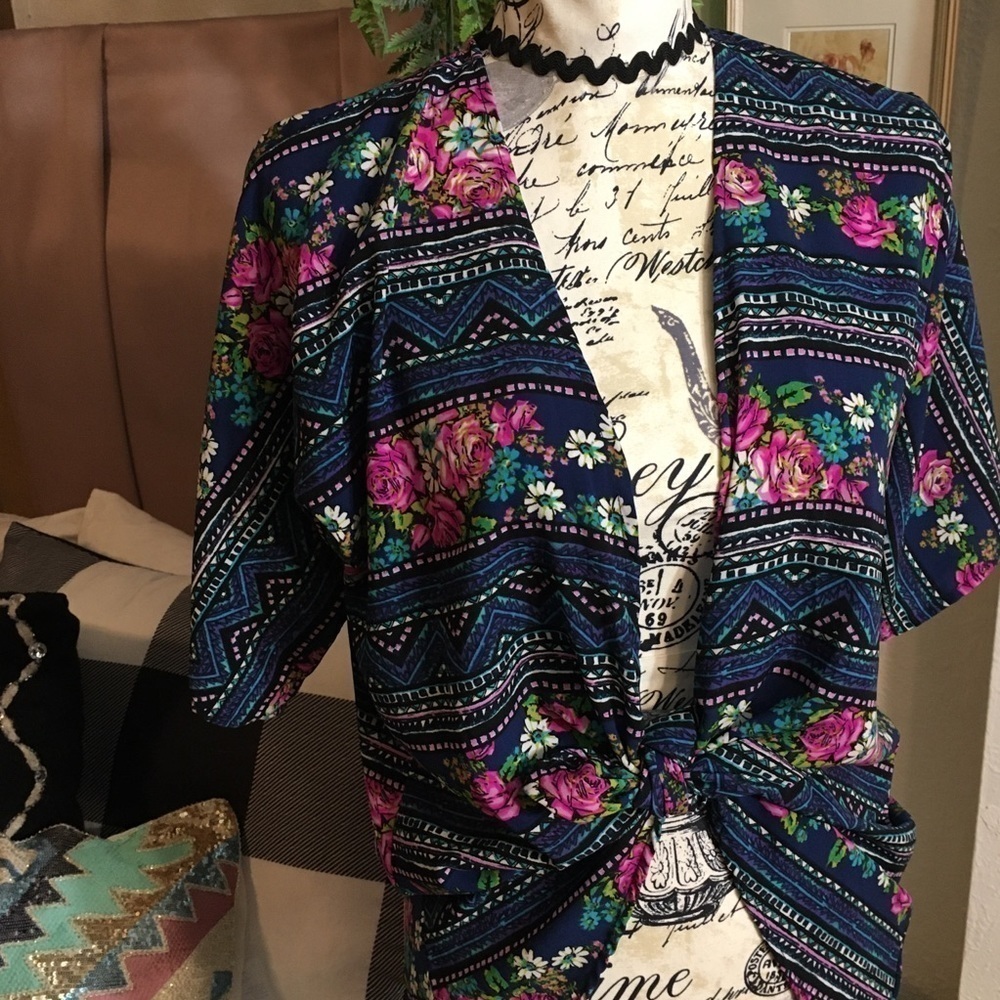 LuLaRoe floral navy blue floral shrug